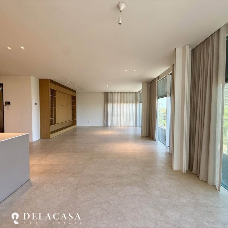 : Bright second bedroom or home office space in a Tel Aviv apartment listing