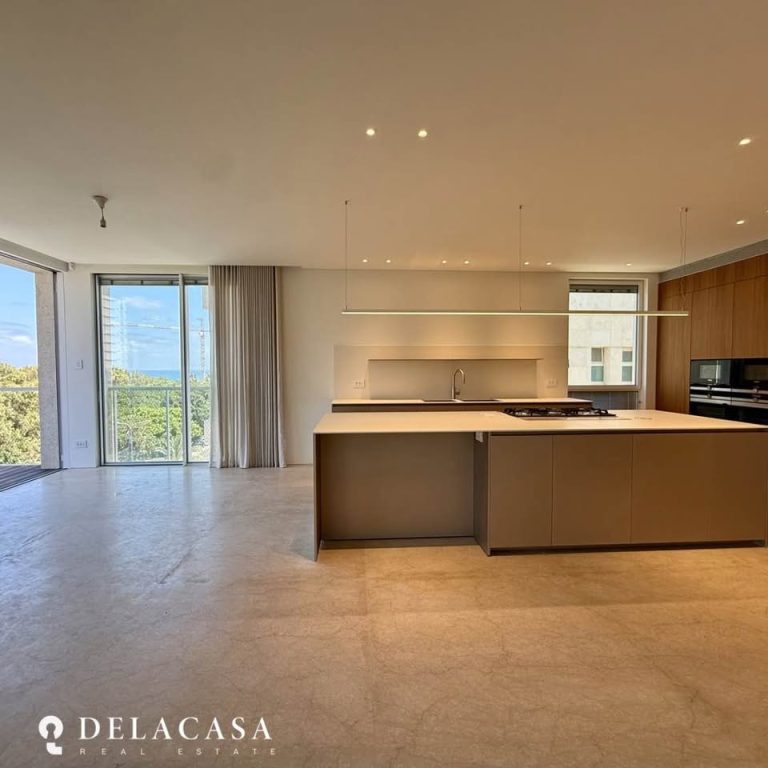 Elegant dining space adjacent to the kitchen in a Tel Aviv real estate listing