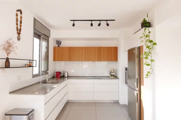 Duplex penthouse for rent in Kerem HaTeimanim Tel Aviv with 40 sqm private terrace near the beach